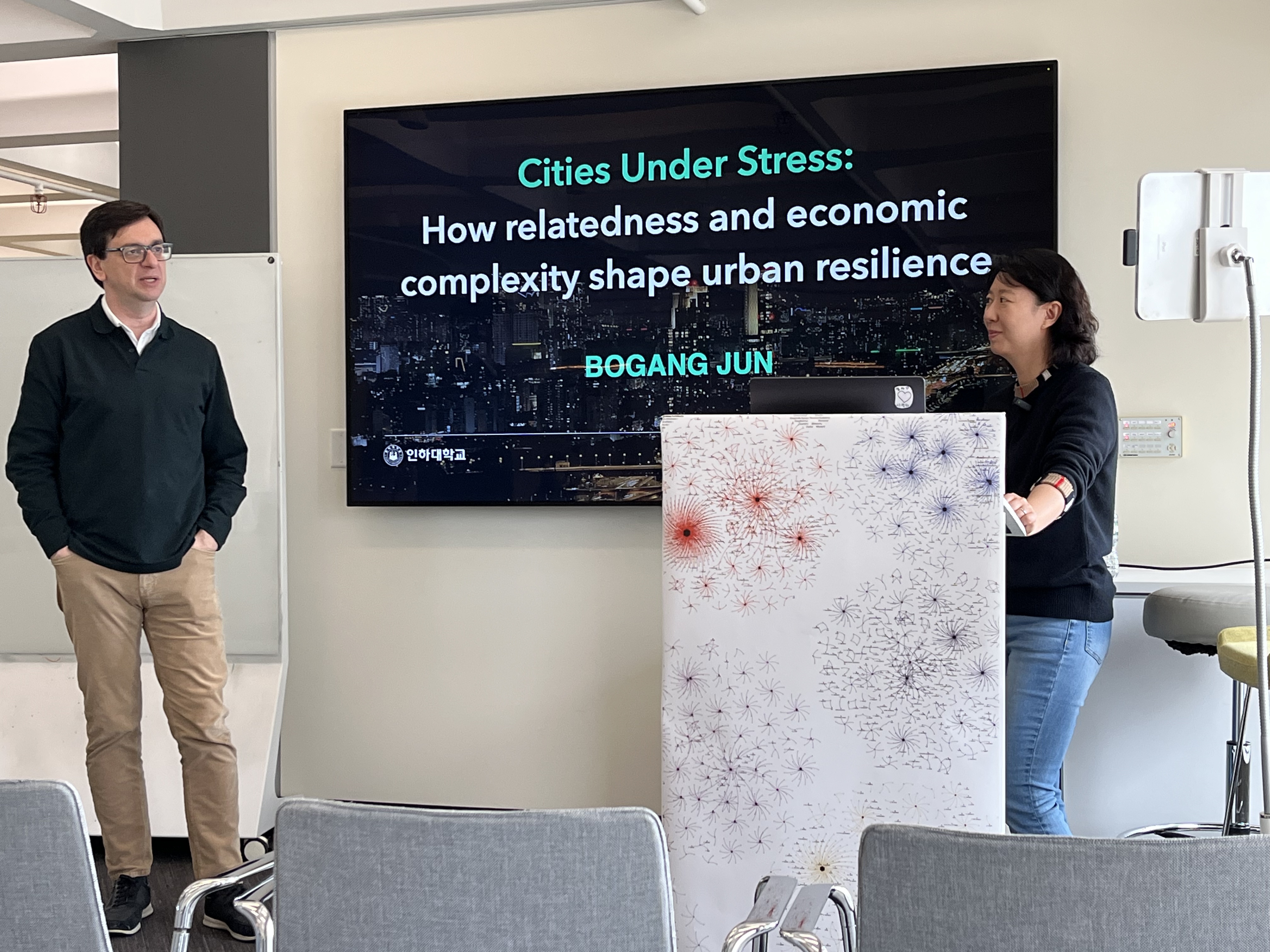 Bogang Jun presenting during her SUNLab visit